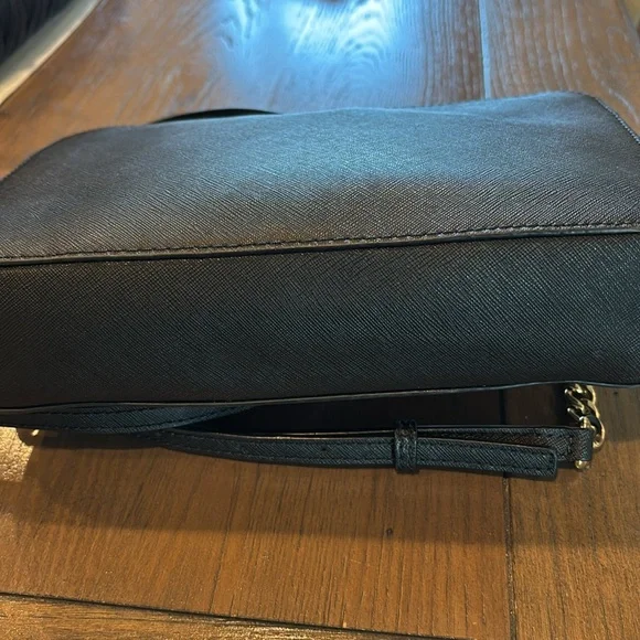 🖤💛MICHAEL KORS
Chain-Link Saffiano Leather Crossbody Bag - Picture 9 of 11